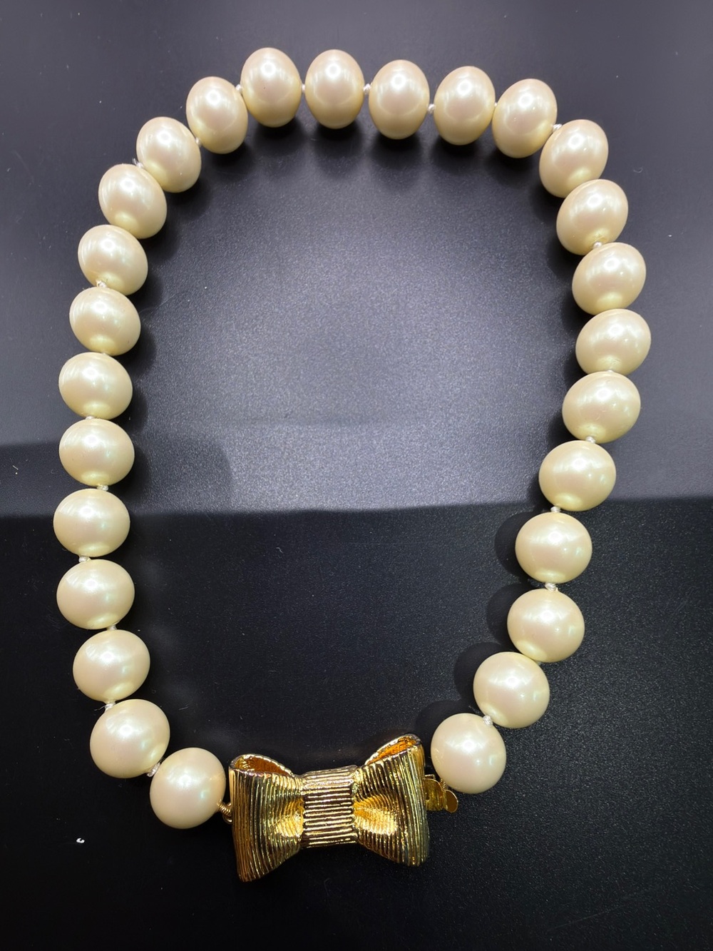 KATE SPADE ALL WRAPPED UP GLASS PEARL GOLD TONE RIBBON BOW NECKLACE - Picture 8 of 12